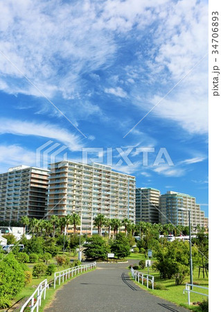 秋晴れの青空と街の風景 秋晴れの青空と街の風景 34706893