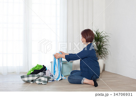 洗濯物をたたむミドル女性 34706931