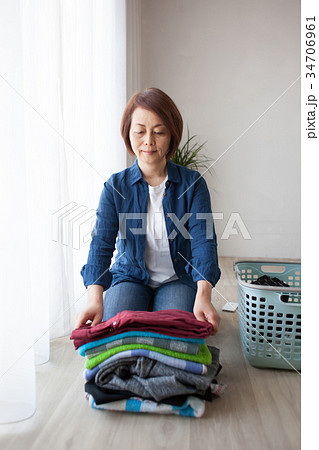 洗濯物をたたむミドル女性 34706961
