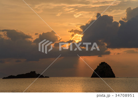 【静岡県下田市】外浦海水浴場の夜明け 【静岡県下田市】外浦海水浴場の夜明け 34708951