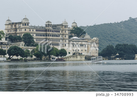 Lake Pichola with City Palace view in Udaipur Lake Pichola with City Palace view in Udaipur 34708993