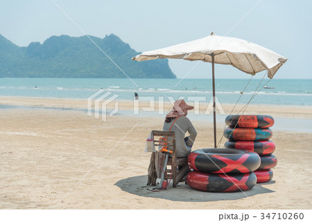 タイの浜辺で浮き輪の貸し出し 34710260