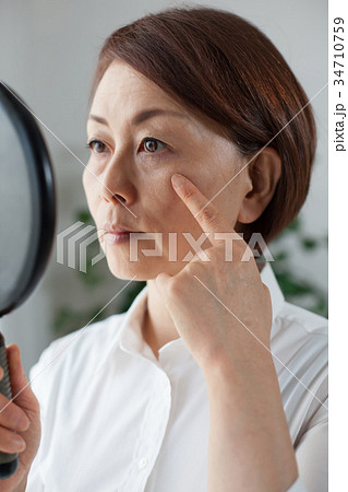 肌を気にするミドル女性 34710759