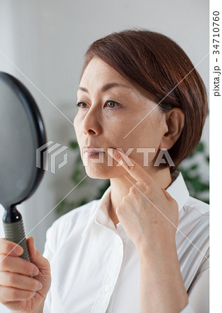 肌を気にするミドル女性 34710760