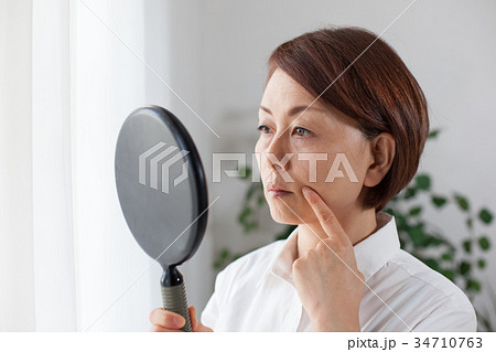 肌を気にするミドル女性 肌を気にするミドル女性 34710763