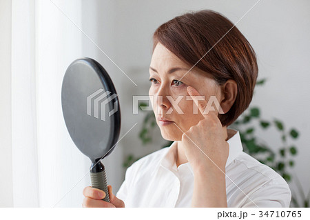 肌を気にするミドル女性 34710765