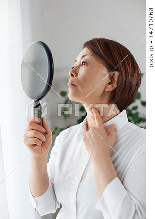 肌を気にするミドル女性 肌を気にするミドル女性 34710768