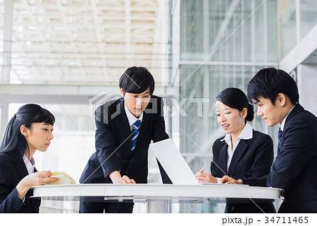 ビジネス　若手　新人　就活イメージ 34711465