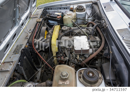 古い車のエンジンルーム Old engine of retro car 古い車のエンジンルーム Old engine of retro car 34711597
