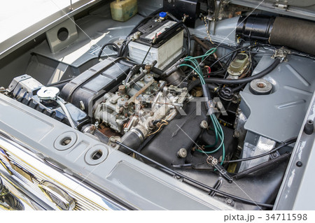 古い車のエンジンルーム Old engine of retro car 古い車のエンジンルーム Old engine of retro car 34711598