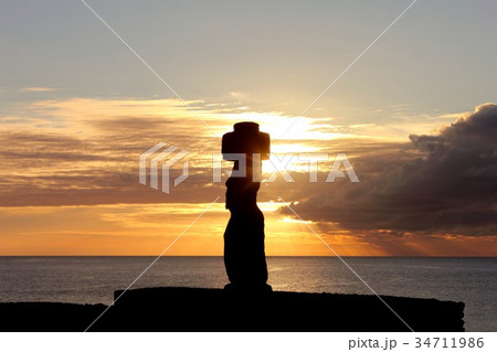 夕暮れの南米チリ沖の太平洋に浮かぶイースター島タハイの海岸に建つモアイ像 34711986