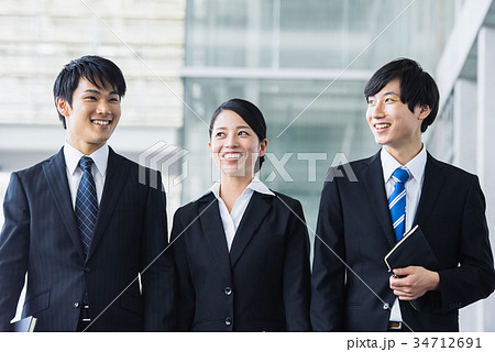 ビジネス　若手　新人　就活イメージ 34712691