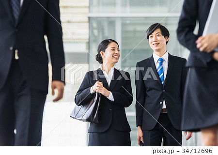 ビジネス　若手　新人　就活イメージ 34712696