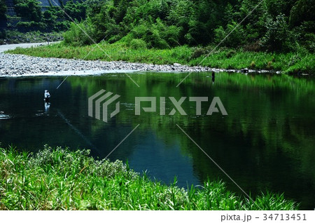 仁淀川中流域の水面と釣り人 仁淀川中流域の水面と釣り人 34713451