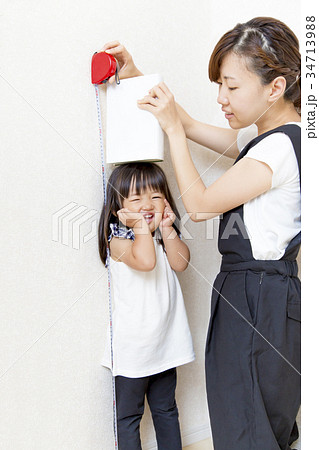 娘の身長を測る母親  34713988