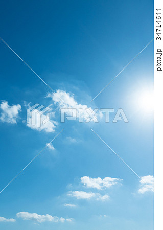 雲　クラウド　白　青　グラデーション　大空　快晴　青空　スカイ　風景　さわやかな空　バックグラウンド 34714644