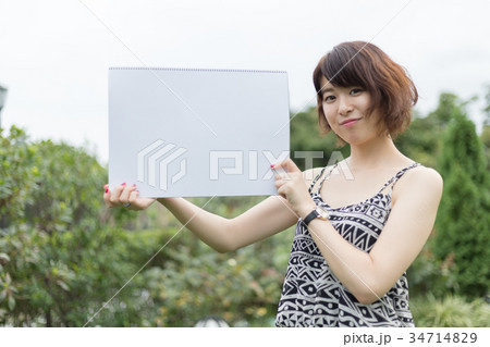 ホワイトボードを持つ若い女性 34714829