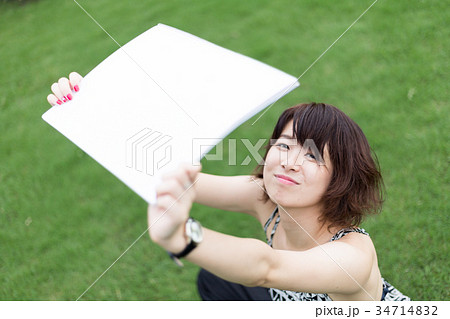 ホワイトボードを持つ若い女性 34714832