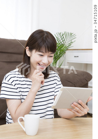 タブレットを操作する若い女性 34715109
