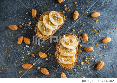 Sandwiches with peanut butter, banana and nuts Sandwiches with peanut butter, banana and nuts 34716302