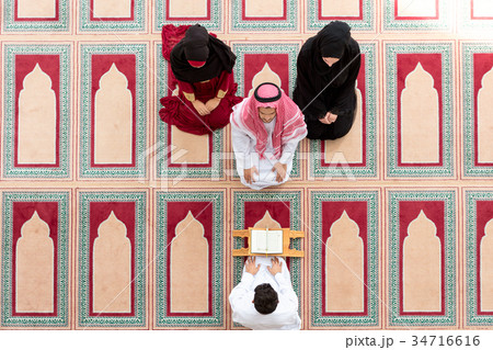 Muslim girl and the man marry by Muslim traditions 34716616