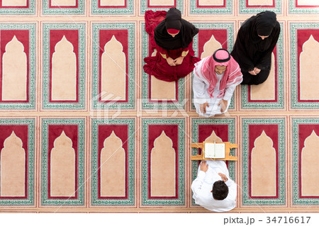 Muslim girl and the man marry by Muslim traditions 34716617