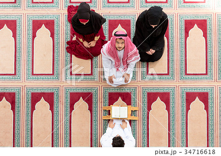 Muslim girl and the man marry by Muslim traditions 34716618