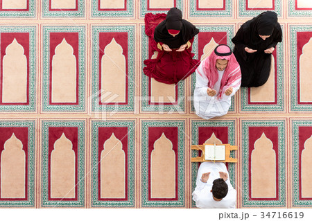 Muslim girl and the man marry by Muslim traditions 34716619