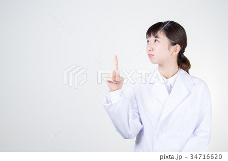 白衣の女性 34716620