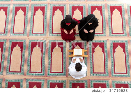 Muslim girl and the man marry by Muslim traditions Muslim girl and the man marry by Muslim traditions 34716628