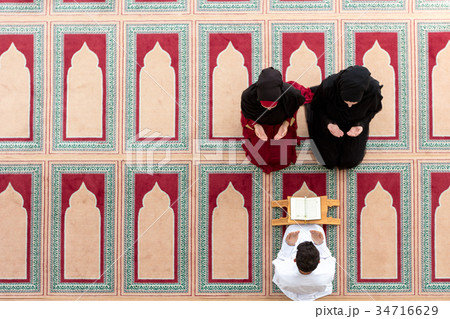 Muslim girl and the man marry by Muslim traditions 34716629