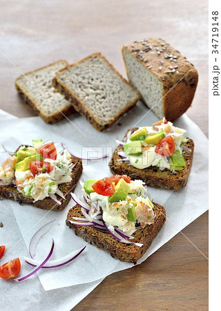 カニとアボカドのオープンサンド 34719148