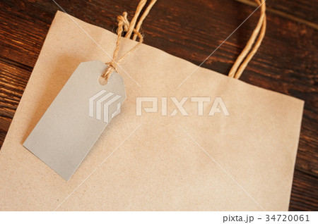 Mockup craft paper shopping bag with tag on 34720061