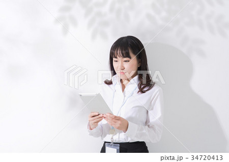 女性 屋外 タブレット 女性 屋外 タブレット 34720413