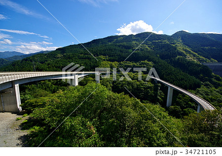 青空と山の緑とループ橋 奥秩父 雷電廿六木橋　a-1   34721105