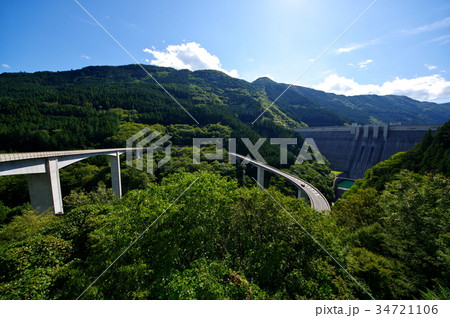 青空と山の緑とループ橋 奥秩父 雷電廿六木橋 A 2 滝沢ダム の写真素材