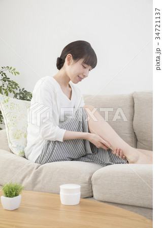自宅で足をマッサージする女性 自宅で足をマッサージする女性 34721137