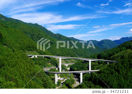 山と谷とループ橋 奥秩父 ダムから望む雷電廿六木橋　a-1 準広角 34721231