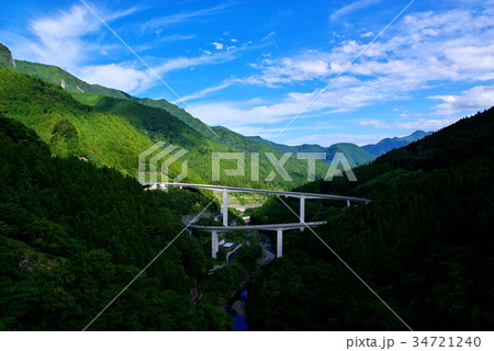 山と谷とループ橋 奥秩父 ダムから望む雷電廿六木橋 c-3 雲の影 広角 山と谷とループ橋 奥秩父 ダムから望む雷電廿六木橋 c-3 雲の影 広角 34721240