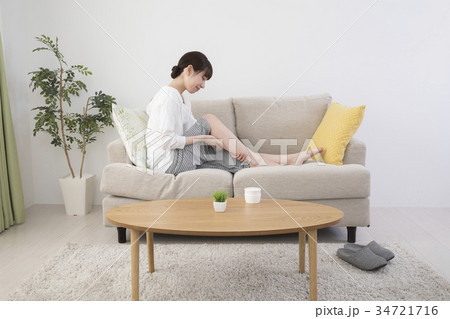 自宅で足をマッサージする女性 自宅で足をマッサージする女性 34721716