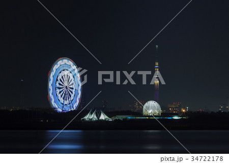 舞浜から望む東京スカイツリーと観覧車の写真素材