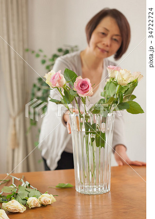 ミドル女性　生花  34722724