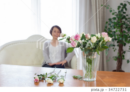 ミドル女性　生花  34722731