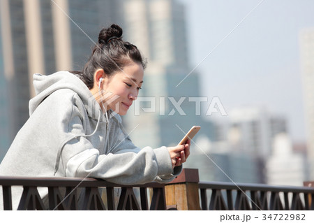 ライフスタイル ミドル女性 屋外 ライフスタイル ミドル女性 屋外 34722982