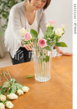 ミドル女性　生花  34723193