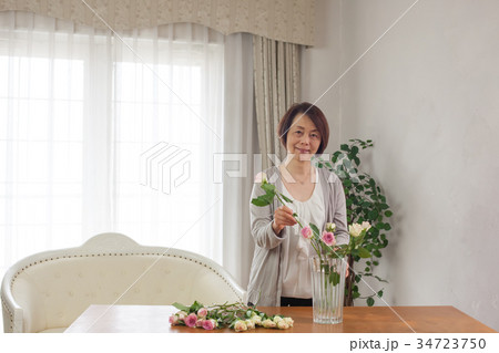 ミドル女性　生花  34723750
