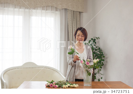 ミドル女性　生花  34723751