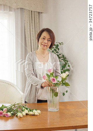 ミドル女性　生花  34723757