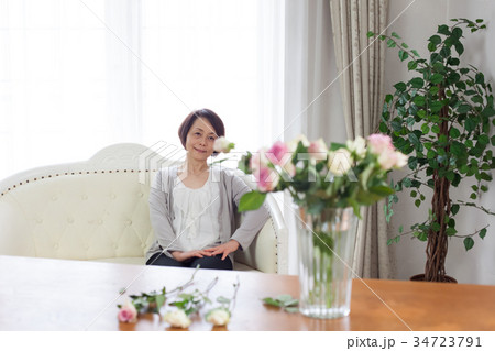 ミドル女性 生花  ミドル女性 生花  34723791