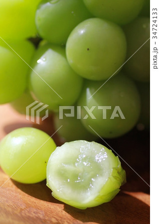 半分にカットした新鮮な広島県産のシャインマスカット 34724133